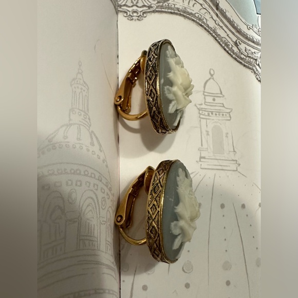 Vintage Avon Rose Cameo Clip-On Earrings – Gold Tone & Pale Blue-Gray Background - Picture 7 of 8